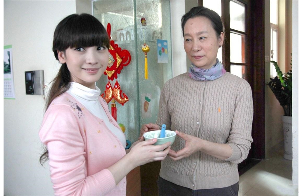 对峙母乳喂养，宝妈却酿成“巨细胸”，末了发现居然和玩手机有关