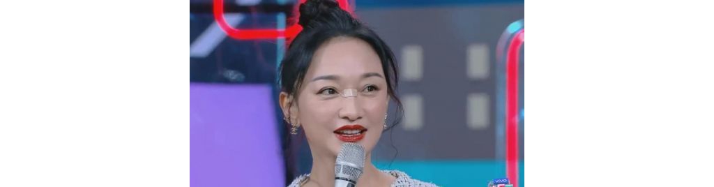 周迅脸上贴创可贴表态 竟是躺着玩手机被砸伤