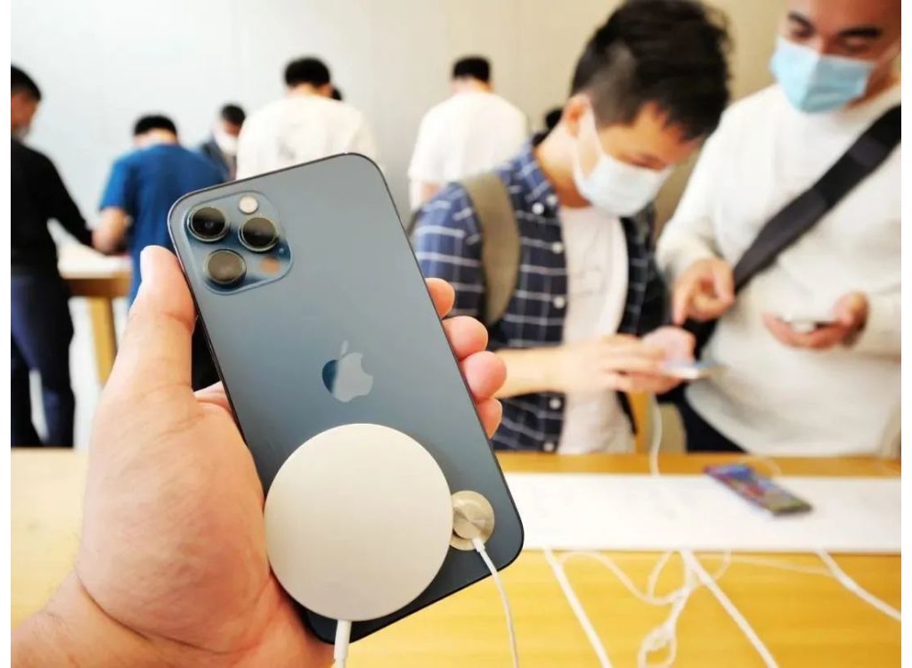 iPhone 12可逼停心脏除颤器！玩手机真的会致命？