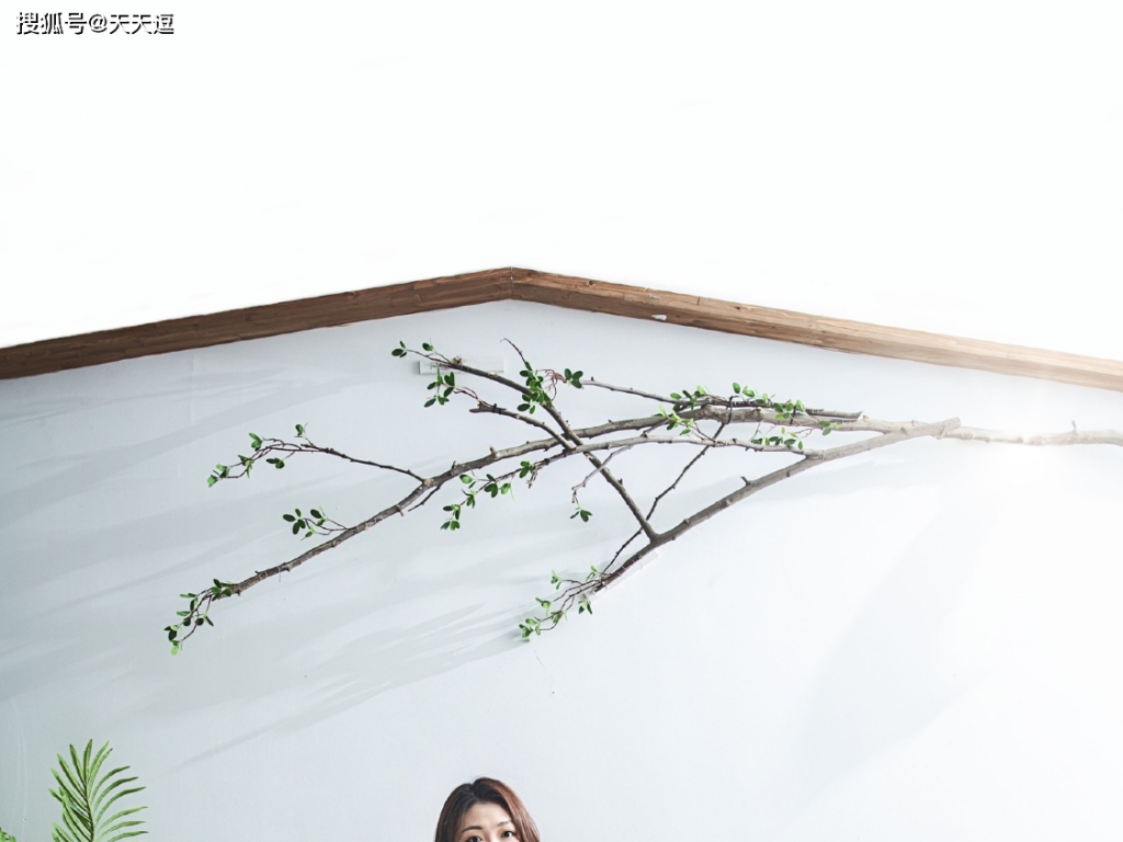 搞笑GIF段子：妹子，这下好了手机掉下去了吧