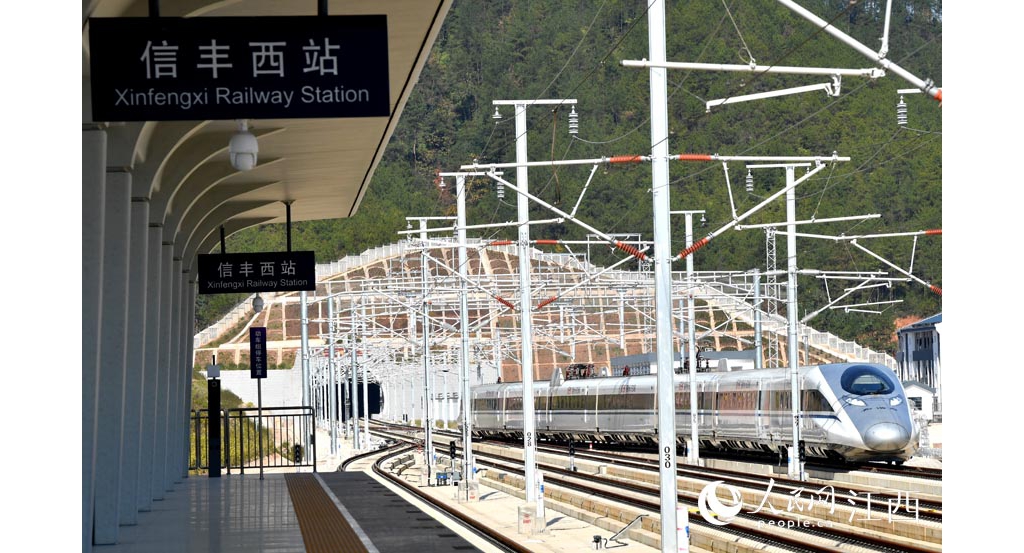 赣深高铁将通车 试运行车辆上体验贴地飞翔