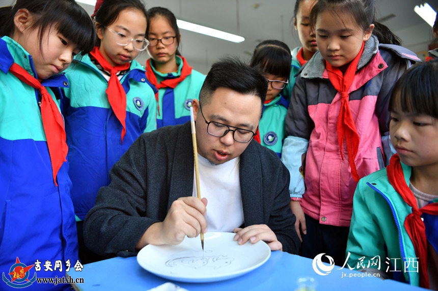南昌瓷板画专业老师正在教学生们作画。 人民网 时雨摄