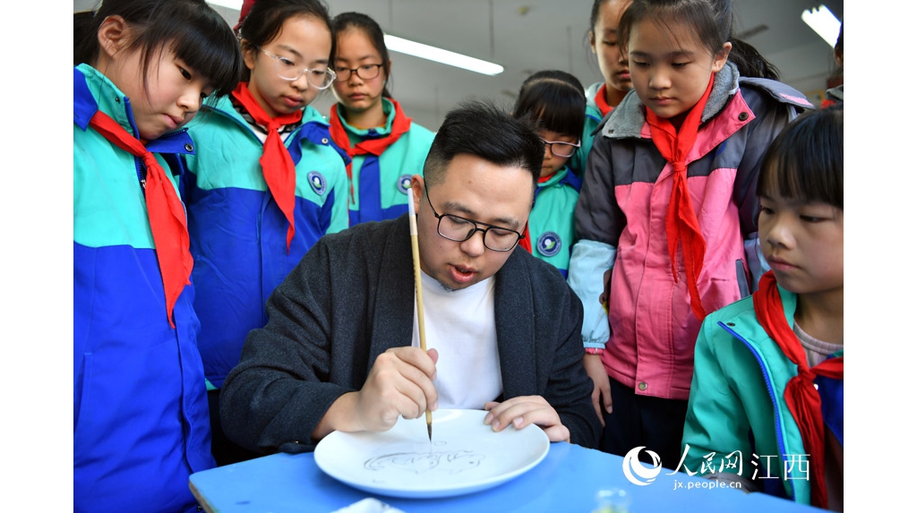 高清图：瓷板画进讲堂