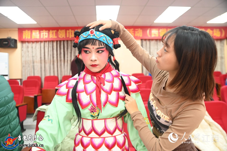专业戏曲老师指导学生学习戏曲知识。鲍赣生摄