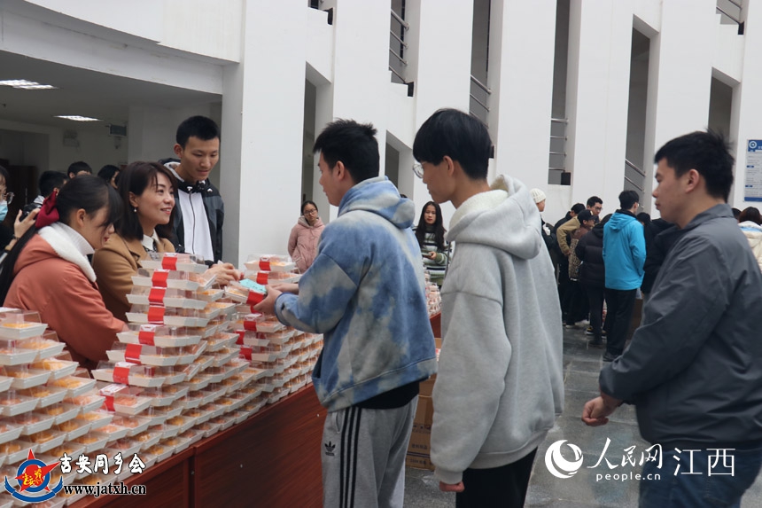 考生正在排队领取“考研套餐”。  人民网  李途遥摄