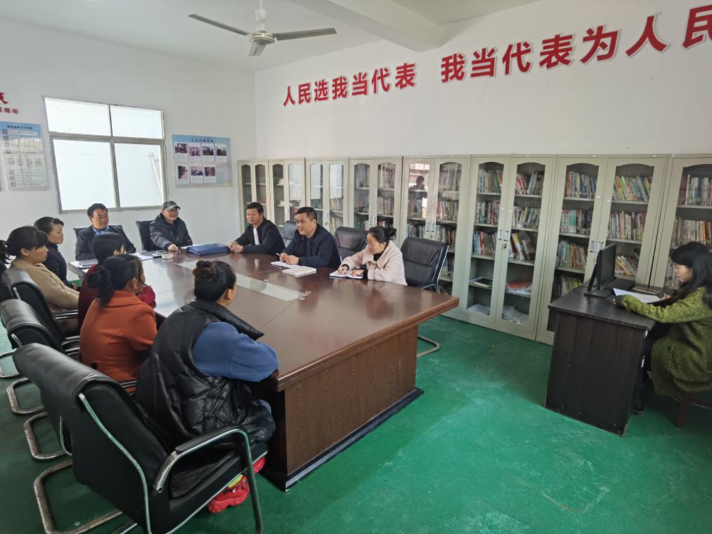 沉下身子访平易近情 倾尽全力办实事