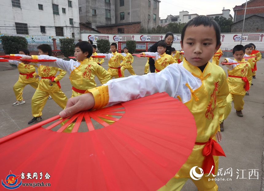 抚州市东乡区杨桥殿镇小学的孩子们在学校操场上进行传统武术训练。 何江华 摄