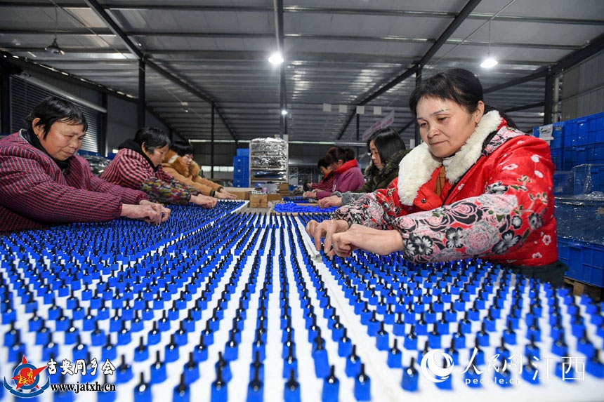 村民在就业工厂里加工水族用品。周亮摄