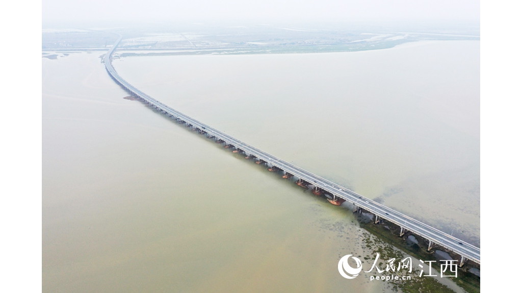航拍鄱阳湖焦点湖区 湖水上涨沉没草滩