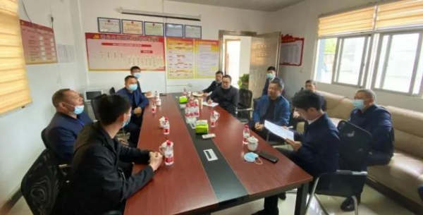 县委书记肖梓才现场督办企业困难