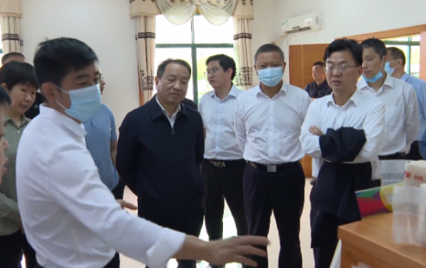 巴庚明到我县调研绿色食物财产
