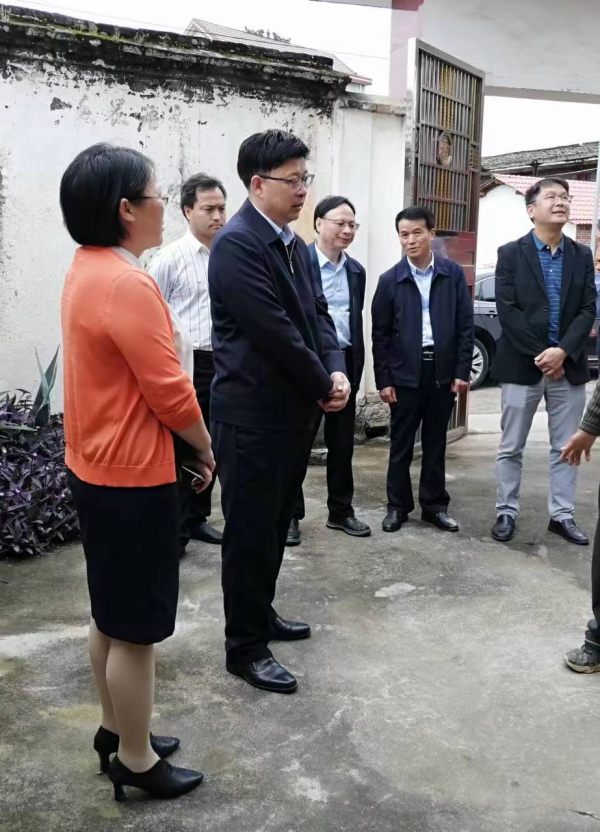 市人年夜常委会副主任尹小明访问挂点企业、村落和结对帮扶对象