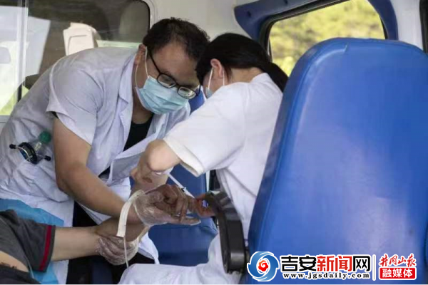 货车司机受伤被困 多方协力睁开救济
