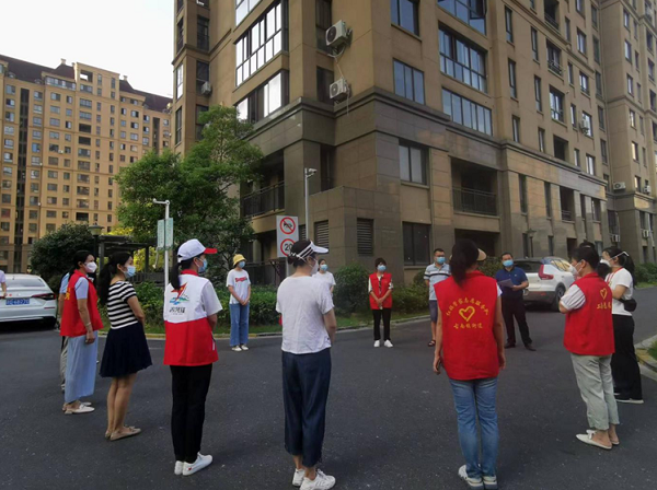 抗疫姑且党支部让党旗在防疫一线高高飘荡