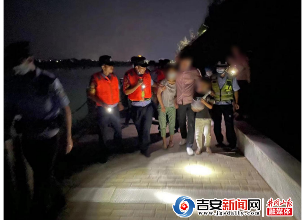 2人落水！警平易近协力救人